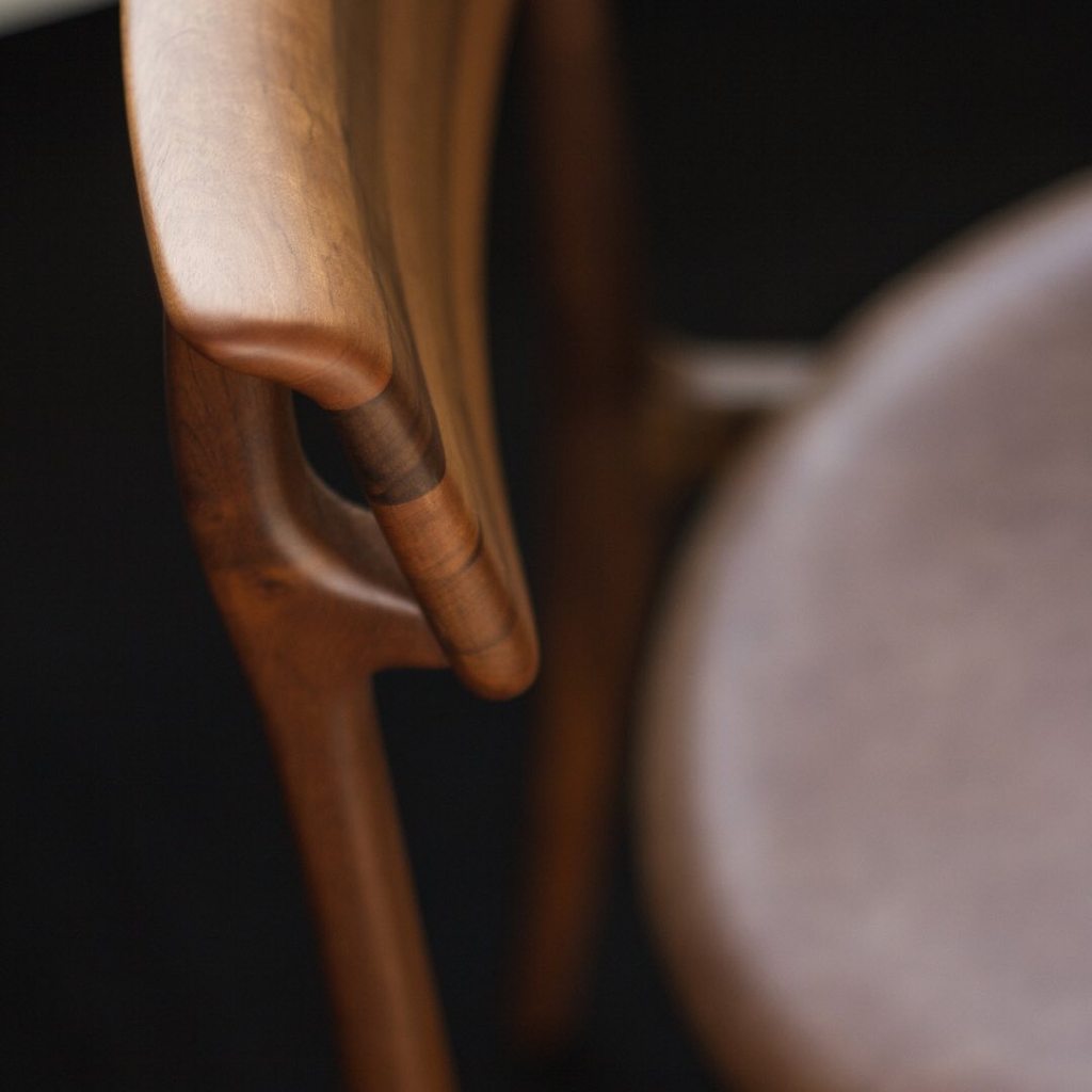 silla de diseño brasileño en madera y coro