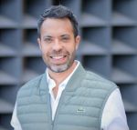 Portrait of Matheus Ximenes, co-founder of Vista Furniture Co., a sourcing firm connecting international retailers and marketplaces to certified Brazilian furniture manufacturers. With 20+ years of experience in the home & decor sector, Matheus leads strategic sourcing operations across the Americas.